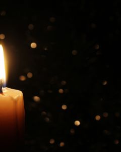 Znicz z dedykacją - symbol pamięci o bliskich